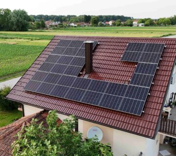 Solarni paneli na krovu kuće: "Solarni paneli postavljeni na krovu obiteljske kuće za proizvodnju električne energije 