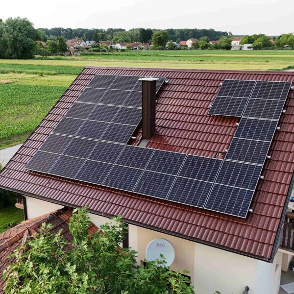 loncar slika Solarni paneli na krovu kuće: "Solarni paneli postavljeni na krovu obiteljske kuće za proizvodnju električne energije