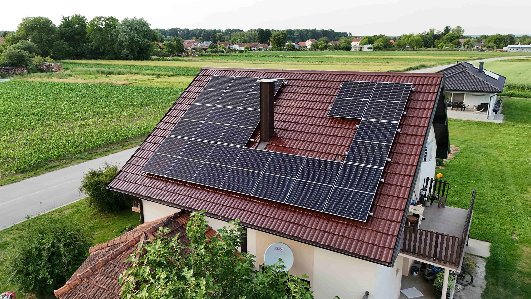 Solarni paneli na krovu kuće: "Solarni paneli postavljeni na krovu obiteljske kuće za proizvodnju električne energije